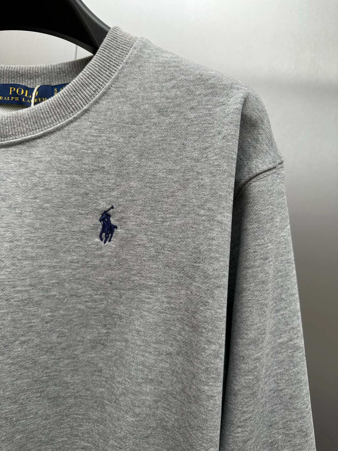 P240 Ralph Lauren/Ralph Lauren classic pony logo jersey long-sleeved sweatshirt. Loose and lazy casual style design. The solid color base is simple and versatile, making it easy to control various styles. ‌The coat fabric is made of 60% cotton➕40% polyester, which not only retains the softness, comfort and breathability of cotton, but also adds the wear resistance and wrinkle resistance of polyester fiber, making the clothes more durable and easy to care for. Even in slightly cooler weather, you won't feel stuffy when wearing it. This kind of fabric has a natural crisp feel and is not easy to pill or deform. The large logo embroidery on the chest is full of color, full of three-dimensionality and lifelike. Designed in the same style for men and women, it is suitable for couples or family wear. It is both practical and beautiful. It is an indispensable and practical item in the wardrobe! Ralph Lauren's age-reducing items add a bit of liveliness and interest to the entire sweatshirt. There is no pressure to dress, regardless of age or gender. Complete accessories!  Color: floral gray Size: S-xL